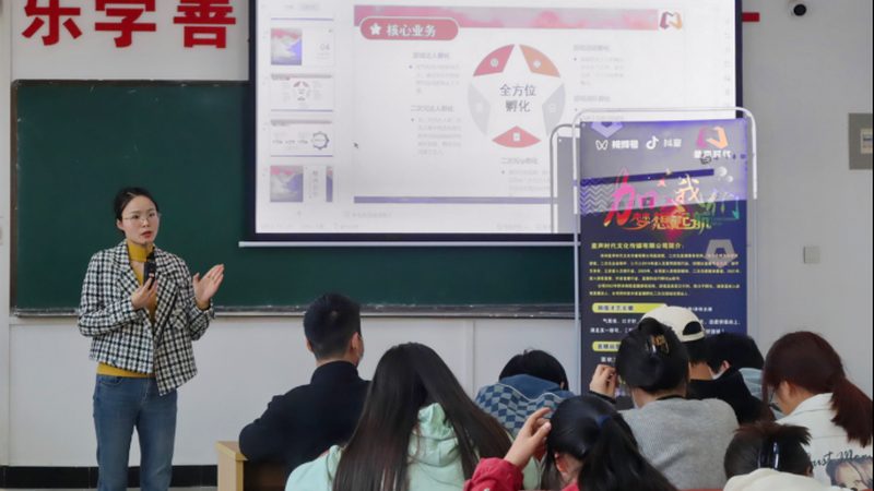 行业背景：新能源汽车的崛起与公关传播的挑战